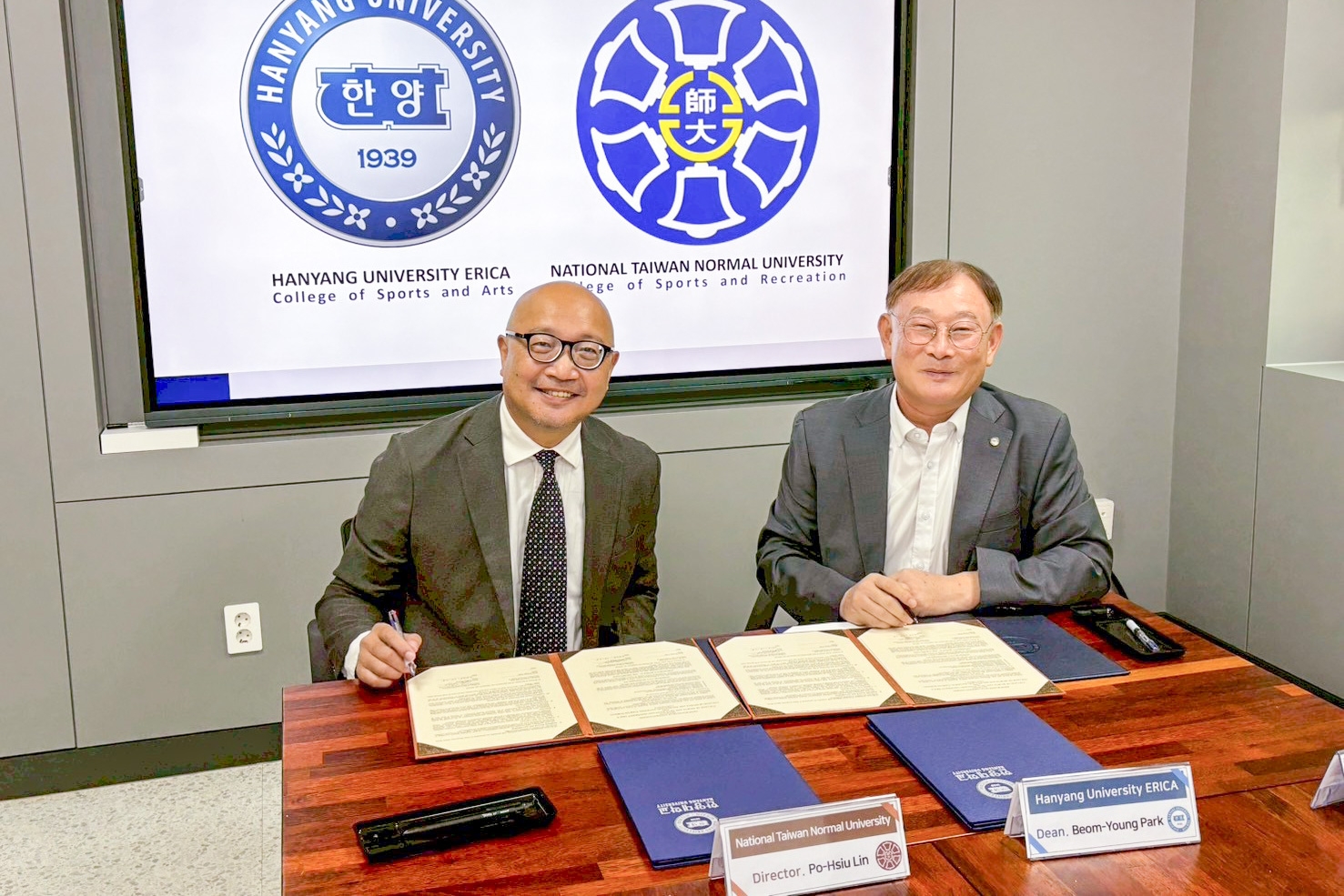 林伯修所長與漢陽大學藝體能學院簽署MOU合影