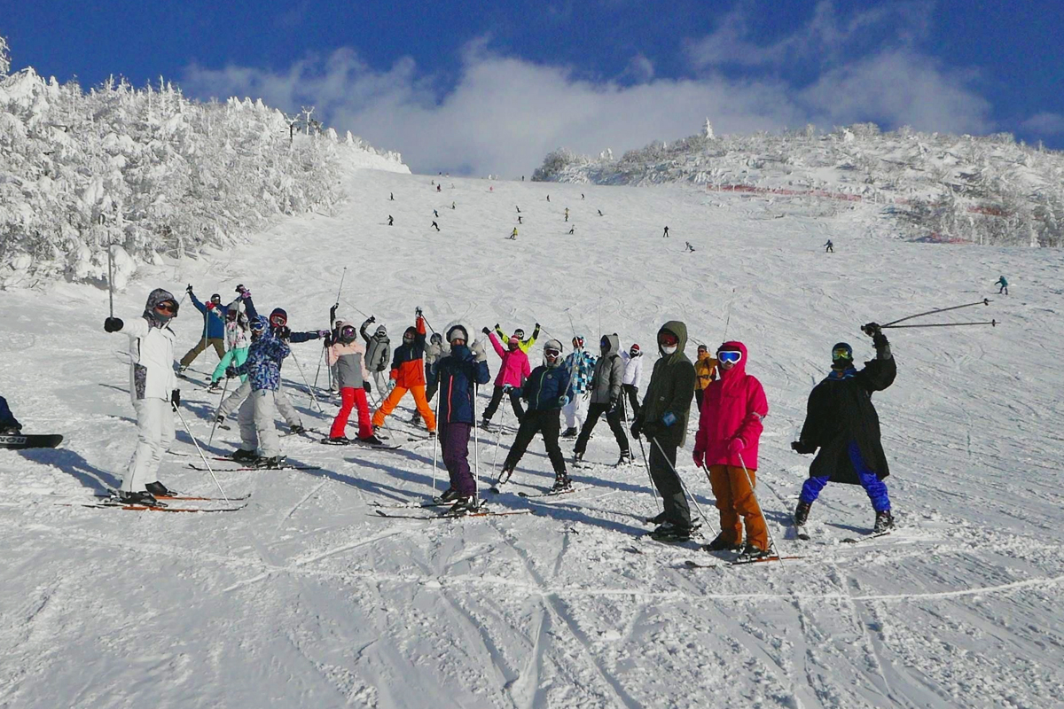 本所林伯修老師與運動觀光研究與實作的學生，赴日本實際體驗滑雪運動